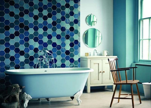 Creative-Blue-Mosaic-Wall-Tile-Using-Bee-House-Design-for-Small-Bathroom-Decoration-with-Blue-Wall-Paint-and-White-Vanity-800x572