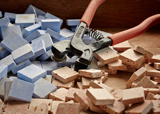 Come tagliare le tessere di mosaico di pietra in forme