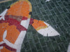 Elegante dúo de peces koi anaranjados en arte mosaico hecho a mano