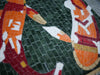 Mosaikfliesen-Kunstwerk: Auffälliger orangefarbener und roter Koi-Fisch