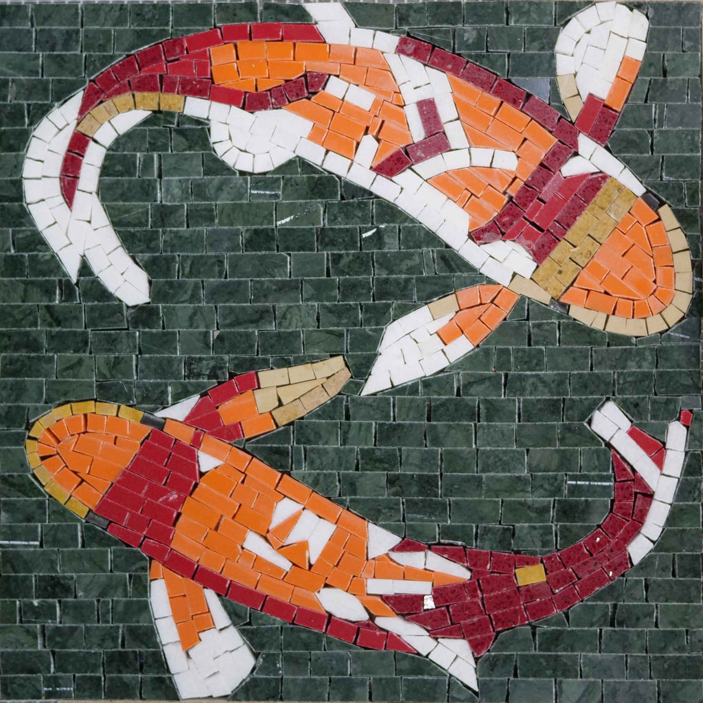 Mosaikfliesen-Kunstwerk: Auffälliger orangefarbener und roter Koi-Fisch