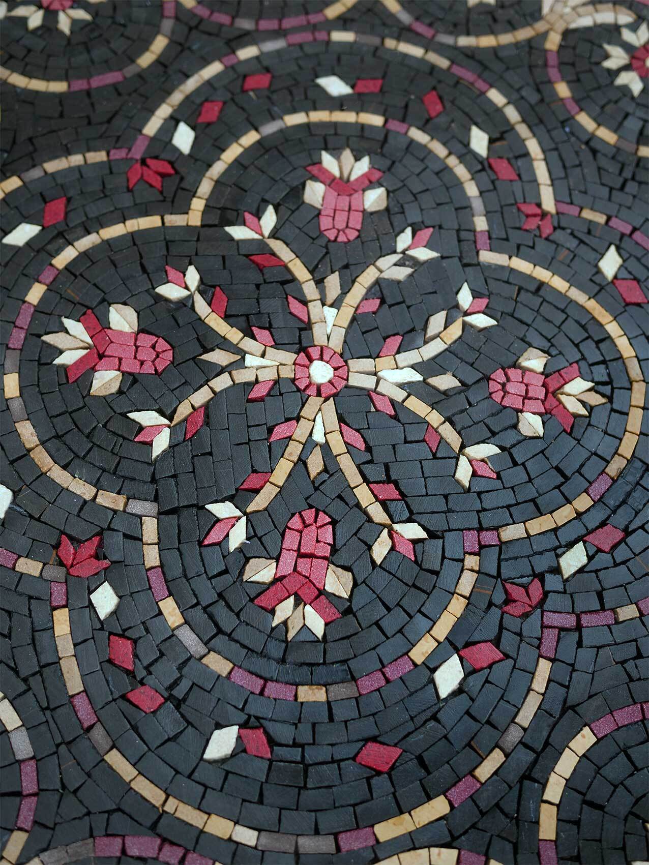 Médaillon Floral Sombre Rond en Mosaïque – Art en Marbre Fait Main - Support en Maille