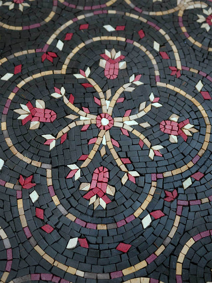 Médaillon Floral Sombre Rond en Mosaïque – Art en Marbre Fait Main - Support en Maille