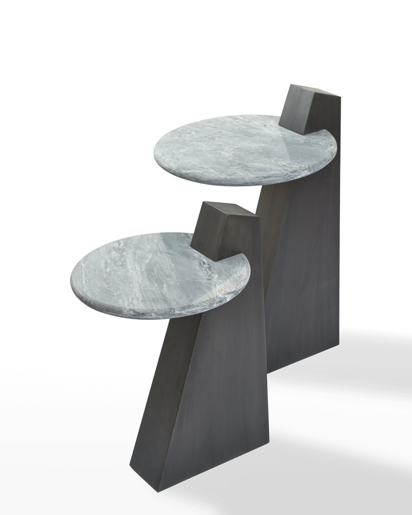 Круглый приставной столик из гладкого мрамора с черной основой и мозаикой