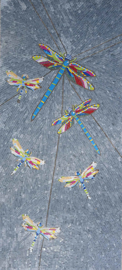 Un'opera d'arte a mosaico di uno sciame di libellule