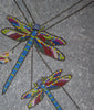 Un'opera d'arte a mosaico di uno sciame di libellule