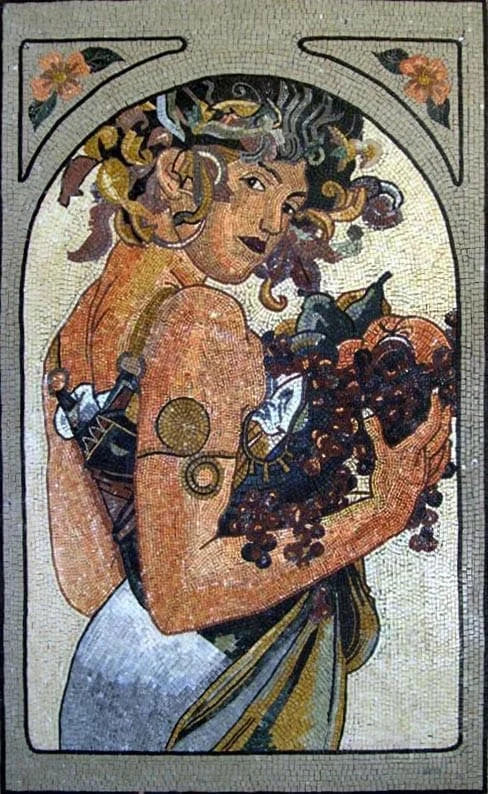 Mulher com arte mural em mosaico de frutas