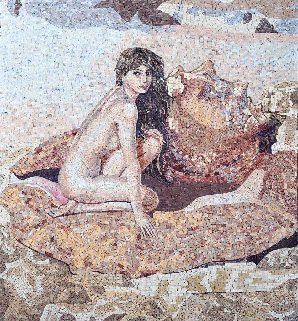 Signora in una conchiglia sul murale in mosaico di marmo della riva del mare