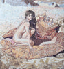 Dama en una concha en el mural de mosaico de mármol de la orilla del mar