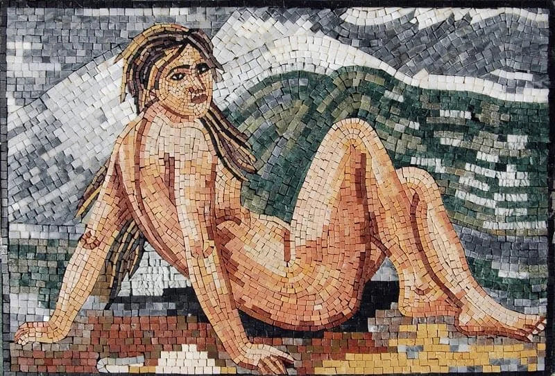 Peinture murale en mosaïque de marbre de femme nue regardant au loin