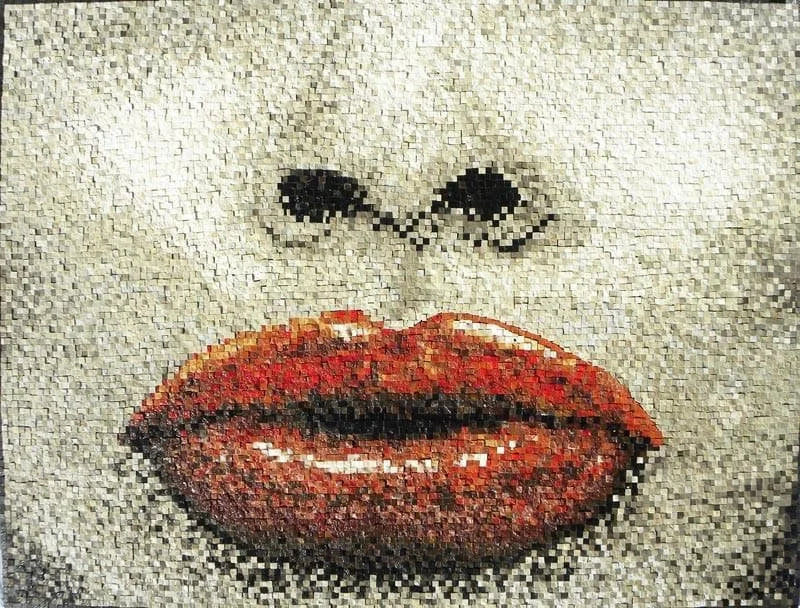 Mural de mosaico de mármol con labios seductores