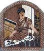 Mulher sentada no mural de mosaico de pedra da janela