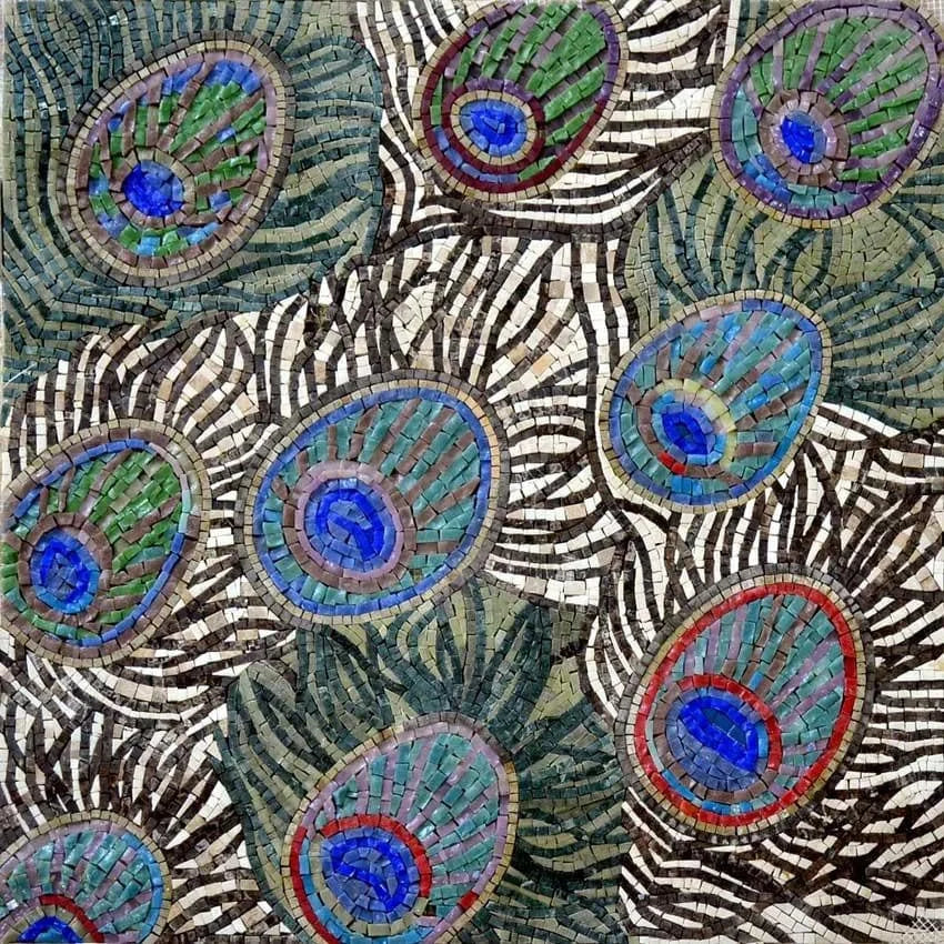 Bellissimo mosaico di piume di pavone colorate