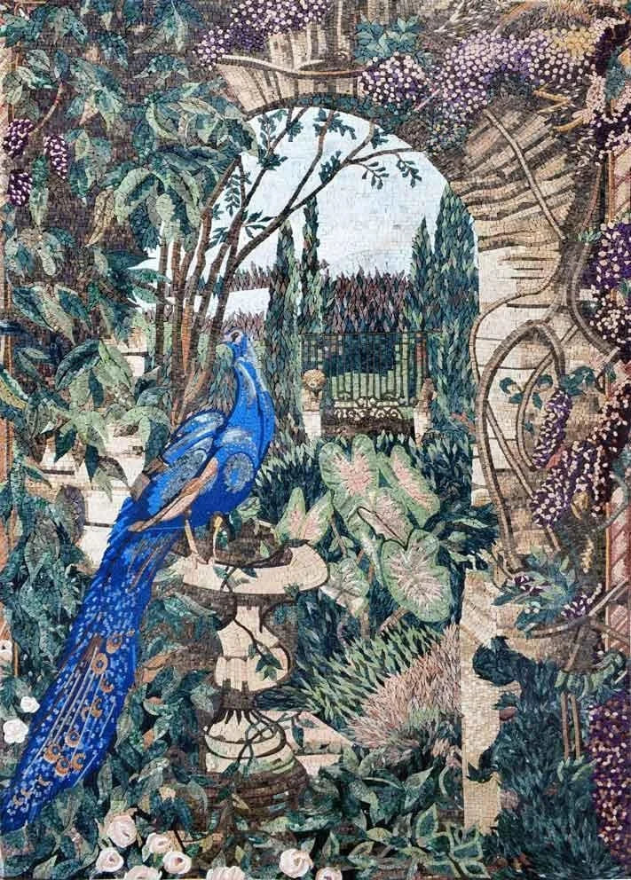 Bellissimo pavone nel mosaico del giardino
