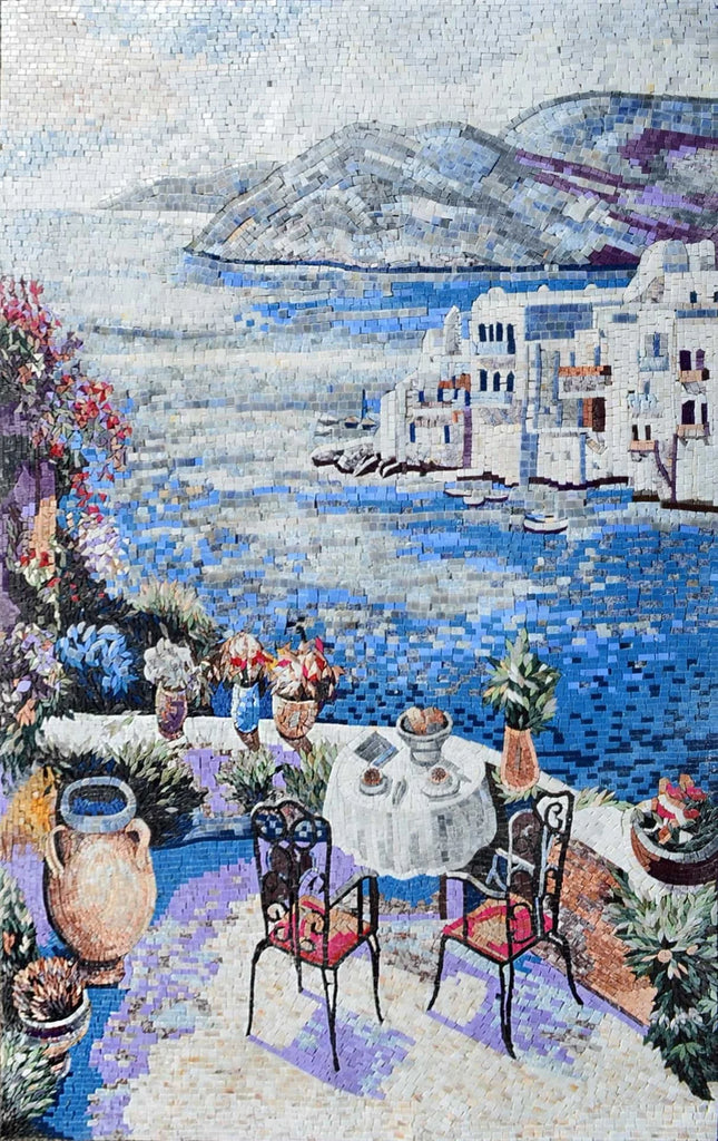 Tavolino da caffè su una terrazza con vista sul murale in mosaico di marmo