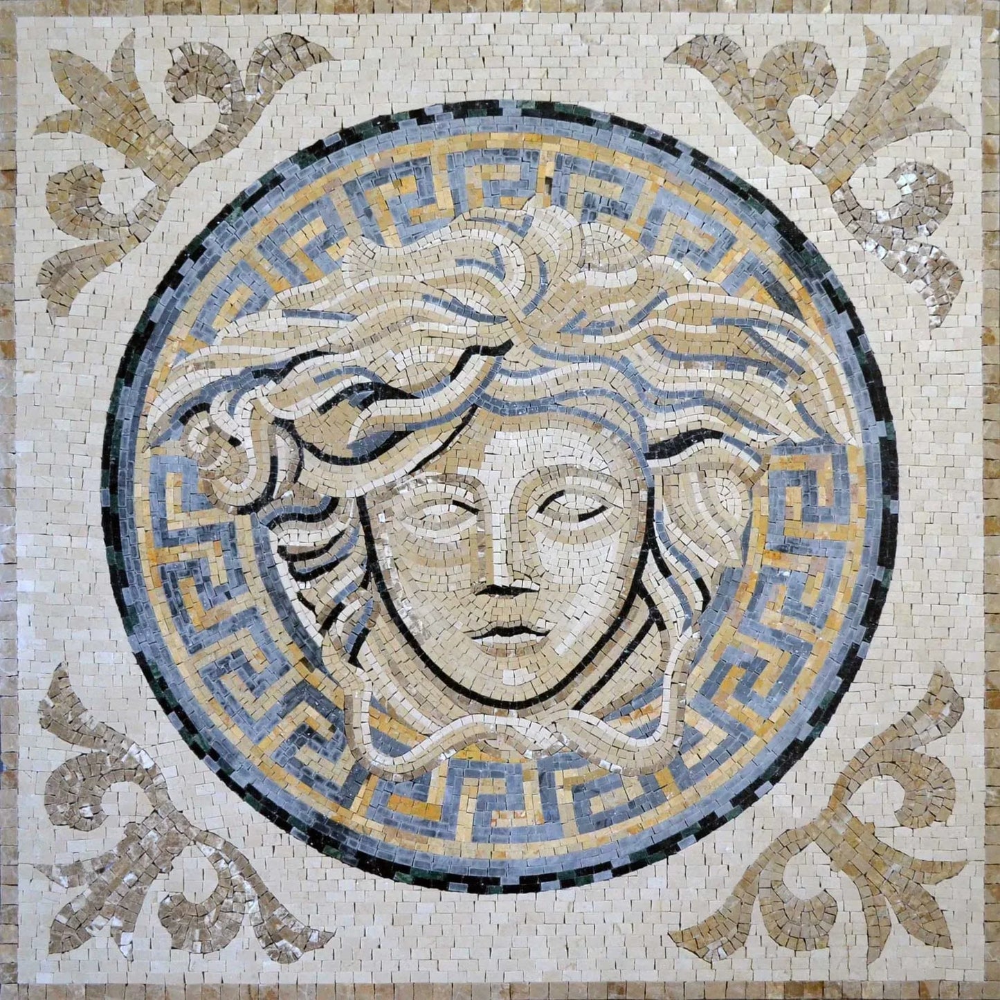 Producto de realidad aumentada personalizado - Reproducción de Versace - Excelencia en el diseño de logotipos en mosaico de mármol - Soporte de malla