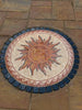 O medalhão rústico do mosaico do sol