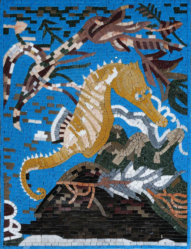 Cavalluccio marino dorato su arte della parete del mosaico blu