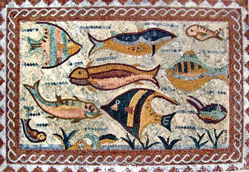 Peixe emoldurado em mosaico de mármore