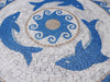 L'opera d'arte a mosaico dei tre delfini
