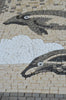 Opera d'arte in mosaico di delfini