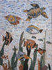 Sob a arte do mosaico de peixes e tartarugas do mar