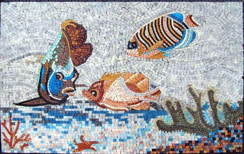 Peixe no mosaico de mármore do recife de coral