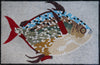 Mosaico in marmo di pesce splendidamente colorato