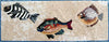 Arte em mosaico de mármore com três peixes