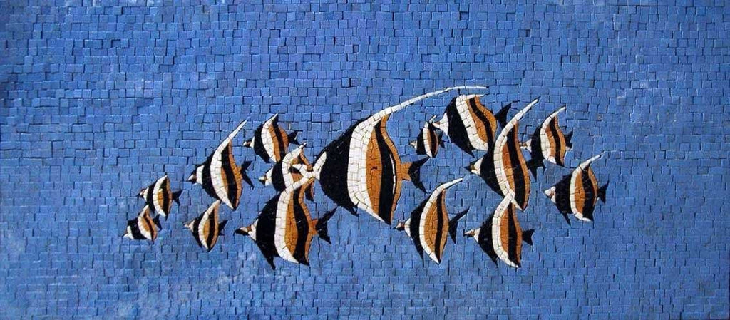 Gruppe von Fischen im Blue Sea Marble Mosaic