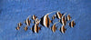 Gruppo di pesci nel mosaico di marmo del mare blu