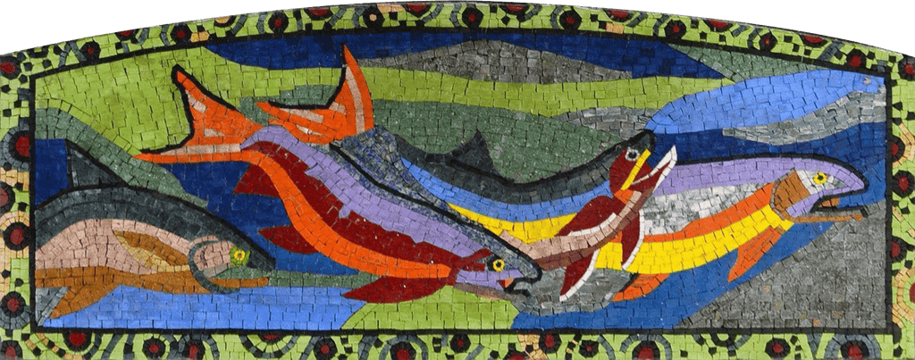 Mosaico di marmo di quattro pesci che nuotano colorati