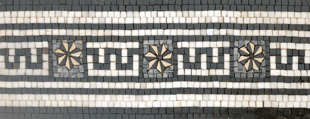 Griechische Muster-Mosaik-Grenze mit Blumen