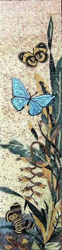 Mattonelle di mosaico di fiori e farfalle