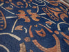 Patrón geométrico rústico sobre alfombra de mosaico blanco y azul