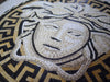 Opera d'arte in mosaico con logo Versace