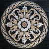 Medallón de mosaico de flores curtidas y adornos negros y dorados tejidos