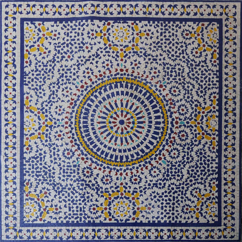Brillance de la mosaïque marocaine bleue et jaune
