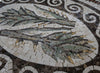 Sottile opera d'arte a mosaico floreale nel verde