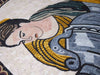 Frau trägt Mosaikkunst aus Hydria-Marmor