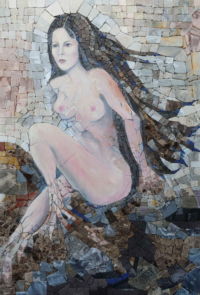 Mujer saliendo de mosaico de piedra
