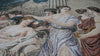 Reprodução de arte em mosaico - mulheres em trajes clássicos atendendo a uma jovem noiva