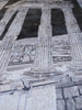 Colunas brancas arquitetônicas - arte em mosaico
