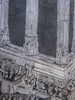Colonnes blanches architecturales - Oeuvre de mosaïque