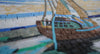 Cenário em mosaico - ondas coloridas e barco