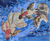 Pez koi en el mosaico de mármol de mar